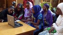 Studenten hören DW Hausa Sendung Learning by Ear oder Ji Ka Karu DW/Mahaman Kanta, in Niamey( Niger) via: DW/Umaru Aliyu