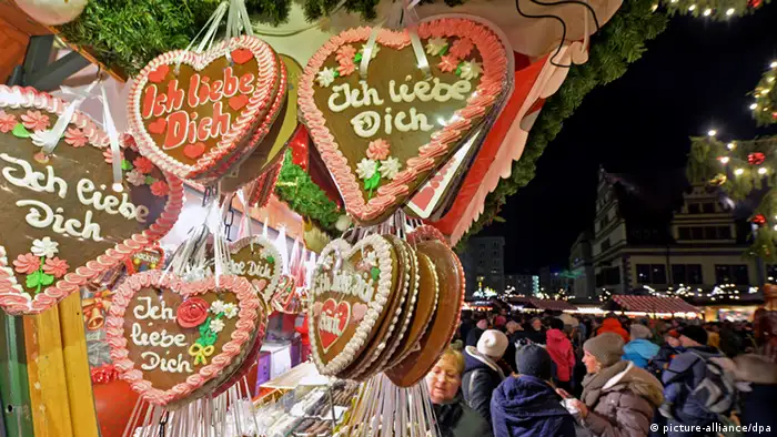 Lebkuchenherzen am Stand auf dem Leipziger Weihnachtsmarkt