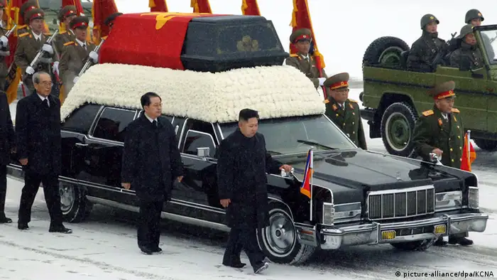 Kim Jong Un und Jang Song-Thaek Begräbnis Kim Jong Il Archiv 2011 (picture-alliance/dpa/KCNA)