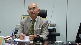 Dr. Khaled AlQaiwani in seinem Büro in der Bonenr Botschaft der Vereinigten Arabishen Emirate (Foto: Karin Jäger/DW)