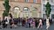 Die DAAD-Galerie in der Berliner Zimmerstraße mit menschen davor, Foto: © Krzysztof Zieliński. Die DAAD-Galerie in der Berliner Zimmerstraße mit menschen davor, Foto: © Krzysztof Zieliński.
