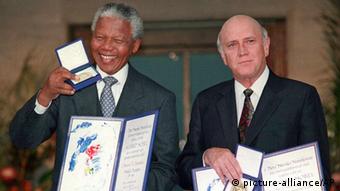 Μαντέλα και ντε Κλερκ με το Νόμπελ Ειρήνης