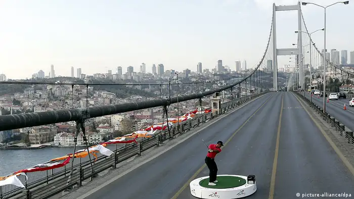 Golfprofi Tiger Woods auf der Bosporus-Brücke in Istanbul. (Foto: picture alliance)