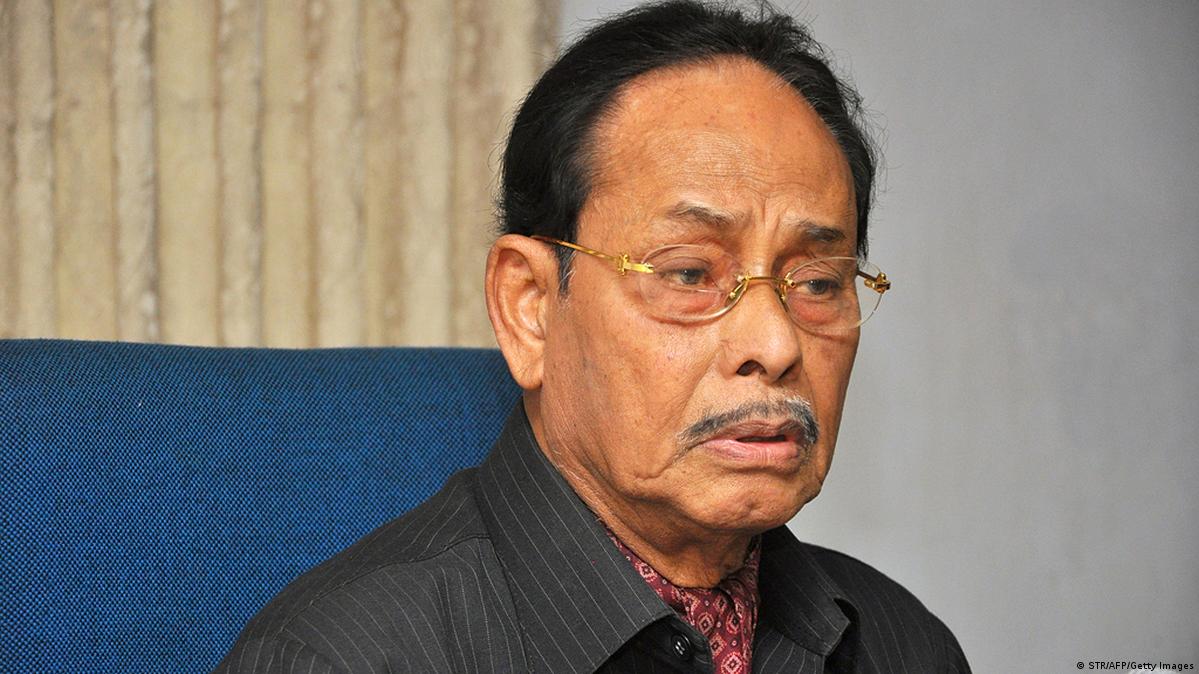 Porno: uzoq va ogriqli mushuk bir qiz sikish