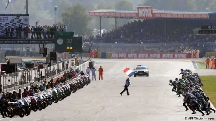 Motorradfahrer laufen in Le Mans zu ihren Maschinen. (Foto: getty)