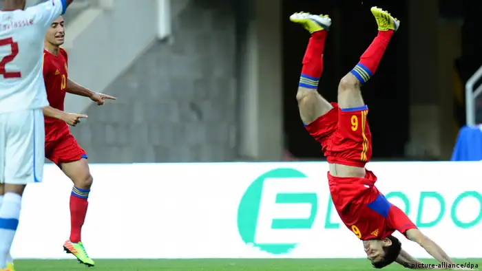 Der armenische Nationalspieler Karlen Mkrttschjan fällt bei seinem Jubel hin. (Foto: picture alliance)