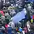 Флаг Евросоюза в толпе демонстрантов на Майдане в Киеве