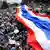 Bangkok Proteste 09.12.2013 - Anti-government protesters unveil a large Thai flag as they descend on Government House in Bangkok December 9, 2013. (Photo: Reuters)
