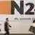 Logo von N24 mit vorbei gehenden Passanten (Foto: Sean Gallup/Getty Images)