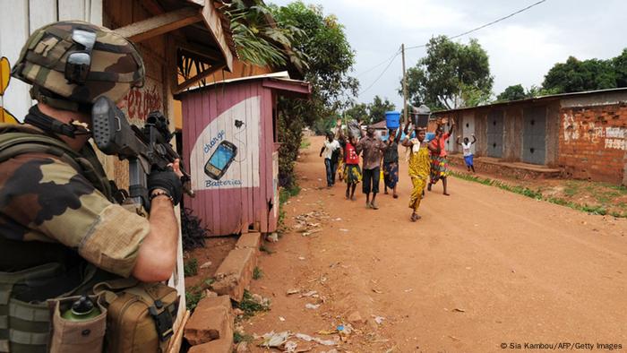 In Bangui gehen Zivilisten an einem französischen Soldaten vorüber (Foto: Getty Images)