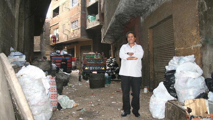 Der Aktivist Essat Naem vor seinem Büro in Madinat al-Sabbalin (Foto: DW/Symank)