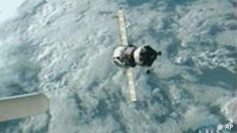 Eine russische Sojuskapsel vor dem Andocken an die Internationale Raumstation ISS (Foto: AP/NASA TV)