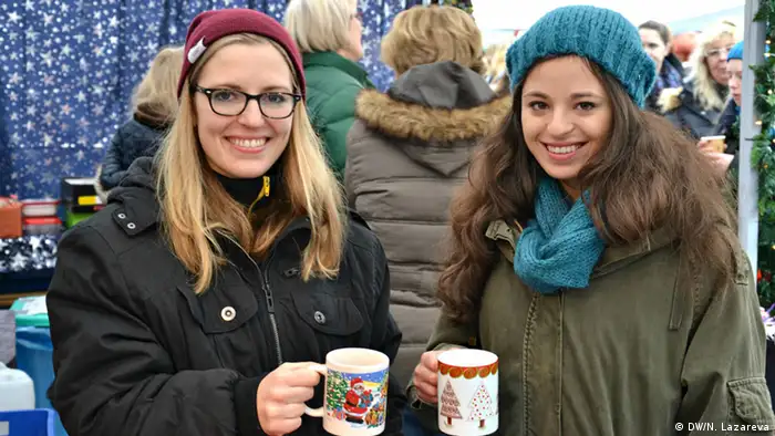 Studentinnen auf dem Weihnachtsmarkt (DW)