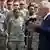چاک هیگل در جریان بازدید از سربازان آمریکایی در قطر