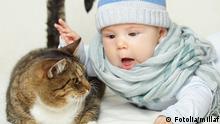 Baby mit Katze