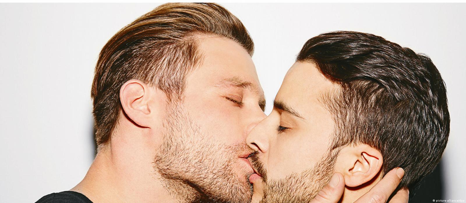 когда парень целует парня он гей фото 39