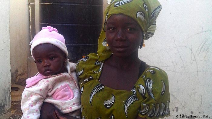  Nigeria Jugendliche Mutter mit Baby Afrika