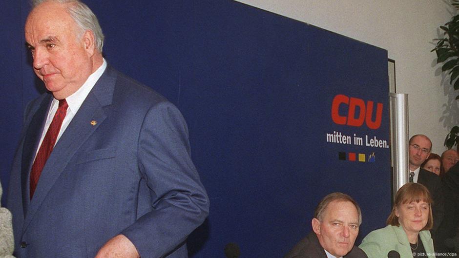 Helmut Kol demonstrativno napušta konferenciju za štampu povodom afere sa donacijama CDU, koju je održao zajedno sa predsednikom CDU Volfgangom Šojbleom (u sredini) i generalnom sekretarkom CDU Angelom Merkel, u Berlinu 30.11.1999.
