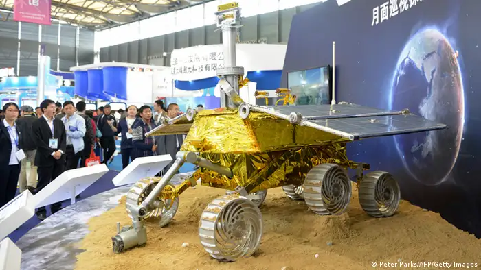 Ein Modell von Rover Jadehase auf einer chinesischen Messe. (Foto: Reuters)