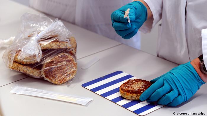 Исследование в лаборатории ассортимента мясного отдела в магазине