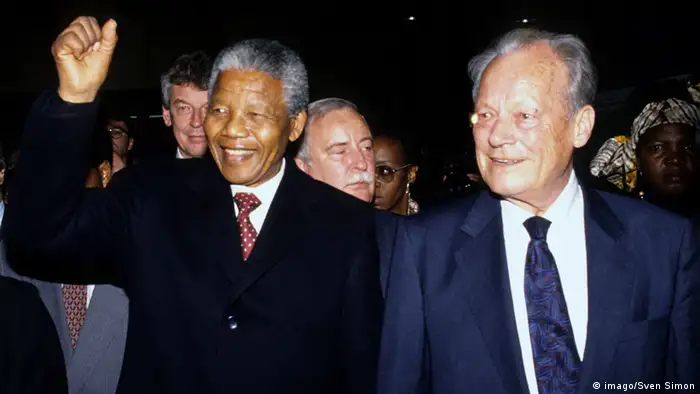Willy Brandt et Nelson Mandela à Bonn en juin 1990