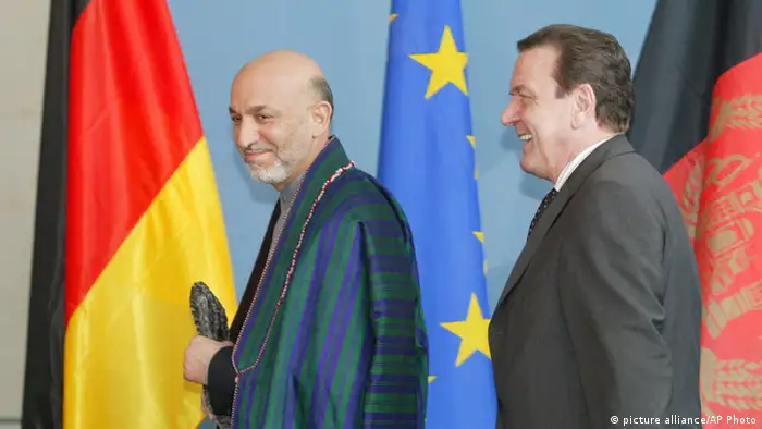 Bundeskanzler Gerhard Schröder und Hamid Karsai