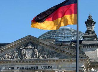Флаг ФРГ на фоне Рейхстага