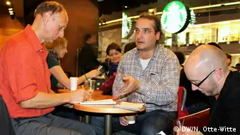 Frederik Bombosch (right) interviews a German-Turk who decided to return to Turkey (photo: Nina Otte-Witte).