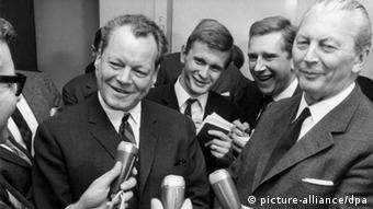 Βίλυ Μπραντ (αριστερά) και Κουρτ Γκίζινγκερ (δεξιά) σχηματίζουν τον πρώτο μεγάλο συνασπισμό στη μεταπολεμική Γερμανία