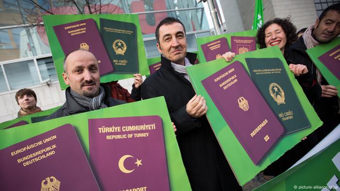 Personas con pasaportes turcos y alemanes.