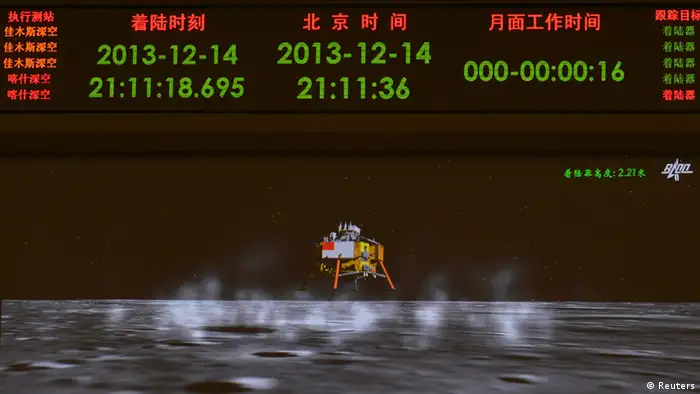 China gelingt seine erste Mondlandung - Animation auf Bildschirm im Kontrollzentrum (Foto: Reuters)