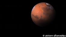 Schmankerl für Himmelsgucker: Der Mars (undatierte Aufnahme des Hubble-Teleskops) ist zurzeit so gut zu beobachten wie seit Jahren nicht mehr. Der rote Nachbar nähert sich der Erde im Juni auf «nur noch» 67 Millionen Kilometer und strahlt in der gesamten Nacht heller als fast alle anderen Himmelsobjekte. Am 13.6.2001 durchlief der Rote Planet seine so genannte Opposition. Dabei stehen sich Mars und Sonne von der Erde aus betrachtet genau gegenüber. Der Rote Planet erscheint zurzeit bei Sonnenuntergang am südöstlichen Horizont, erreicht um Mitternacht seine höchste Position im Süden und leuchtet auch noch hell am südwestlichen Morgenhimmel.