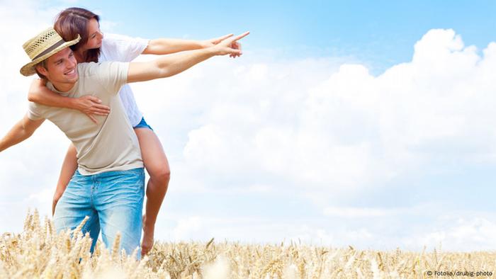 Zwei Menschen in der Natur (Foto: Fotolia/ drubig-photo).