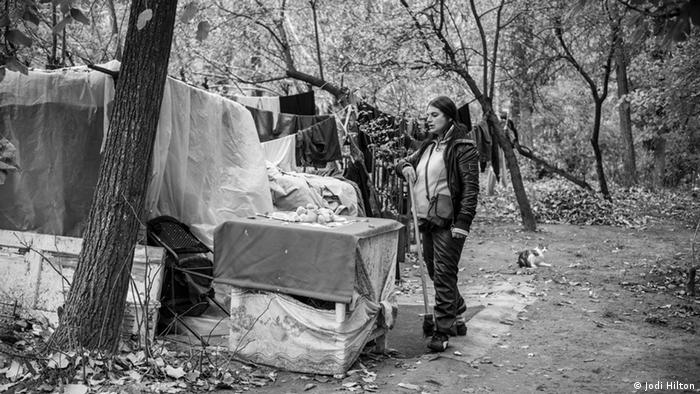 A pregnant homeless woman stands near the tent shelter where she lives with her boyfriend (photo: Jodi Hilton)