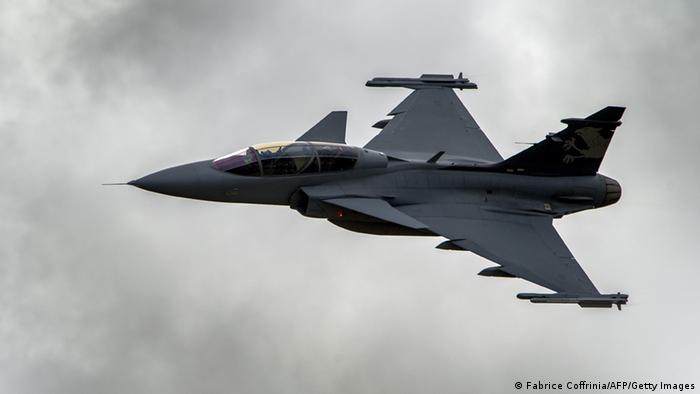 Ein schwedischer Kampfjet (Foto: AFP PHOTO / FABRICE COFFRINI)