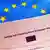 Формуляр на получение шенгенской визы на фоне флага ЕС