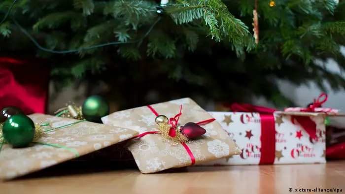 Geschenke unter Weihnachtsbaum. (Foto: dpa
pixel)