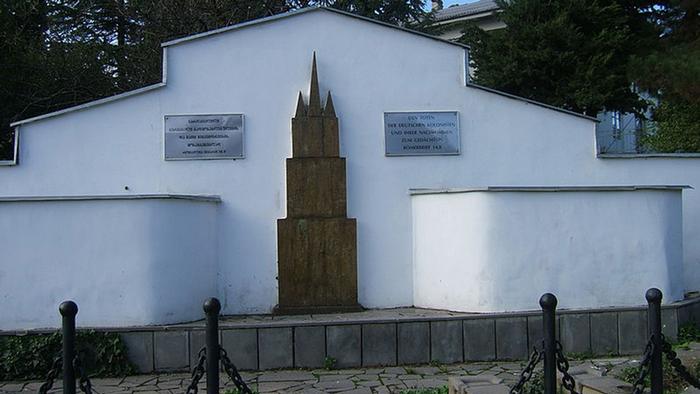 Zweisprachiges Denkmal in Bolnissi