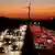 Autobahn A2 nördlich von Hannover (Niedersachsen). Am Horizont zeichnet sich die Silhouette eines Windrades von dem vom Sonnenuntergang verfärbten Abendhimmel ab. (Foto: Julian Stratenschulte/dpa)