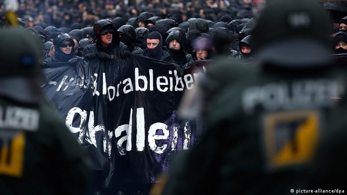 Demonstranten und Polizisten stehen sich in Hamburg gegenüber (Foto: dpa)