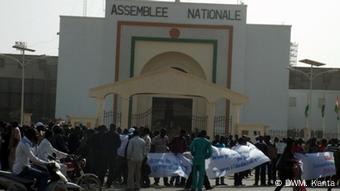 Proteste vor dem Parlament in Niamey (Foto: DW/Mahaman Kanta)