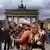 Touristen und Kleindarsteller auf dem Pariser Platz, Berlin