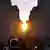 سياح يتابعون شروق الشمس على معبد الكرنك في الأقصر، ديسمبر/ كانون الأول 2013 (أرشيف).