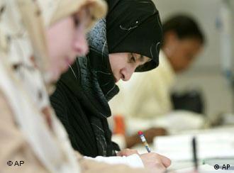Девушки в мусульманских платках конспектируют лекцию