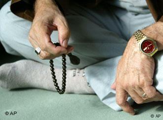 Ein Moslem betet mit einer Gebetskette in der Hand (Foto: AP)