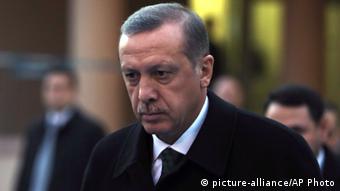 Prime Minister Erdogan walking with a sunken face (c) picture-alliance/AP