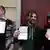 Greenpeace-Aktivisten Mannes Ubels, Iain Rogers und Gizem Akhan halten ihre Ausreise-Papiere vor der Brust (Foto: picture-alliance/dpa)