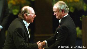Imre Kertész receiving the Nobel Prize for Literature in 2002, Copyright: picture-alliance/dpa