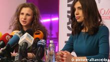 epa04001874 Russian feminist punk-rock band 'Pussy Riot' members Maria Alyokhina (L) and Nadezhda Tolokonnikova (R) attend a press conference Moscow, Russia, 27 December 2013. The band members were released from prison on 23 December under an amnesty.They have been serving a two-year sentence after the group performed a song critical of President Vladmimir Putin in 2012 in Moscow's Cathedral of Christ the Saviour. EPA/SERGEI ILNITSKY