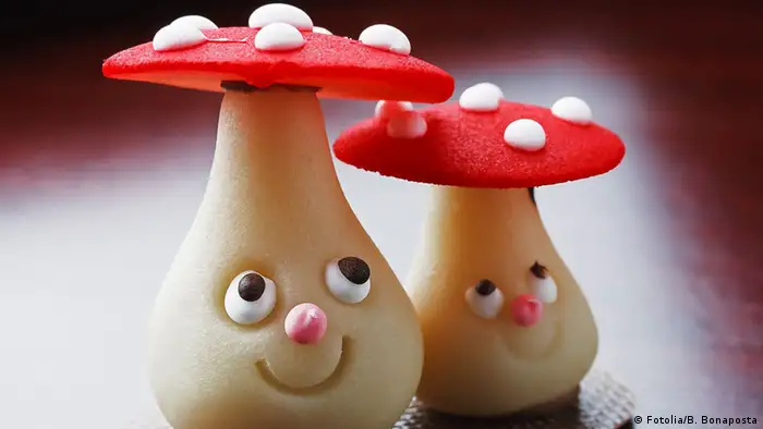 Mushrooms with cartoon faces (Fotolia/B. Bonaposta)